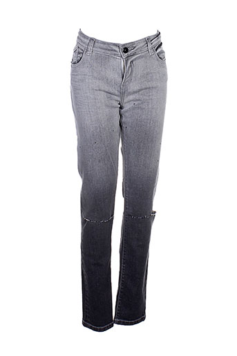 une fille jeans fille de couleur gris