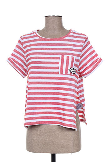 une fille t-shirts fille de couleur rouge